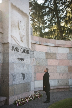 Satversmes tiesas tiesnesis Gunārs Kusiņš, godinot Satversmes sapulces sasaukšanas simtgadi, noliek ziedus pie pirmā Latvijas Valsts prezidenta Jāņa Čakstes pieminekļa.
Foto: Ieva Ābele, Saeima