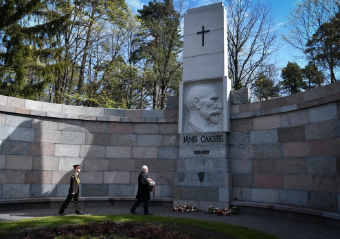 Valsts prezidents Egils Levits noliek ziedus pie Jāņa Čakstes pieminekļa.
Foto: Ilmārs Znotiņš, Valsts prezidenta kanceleja