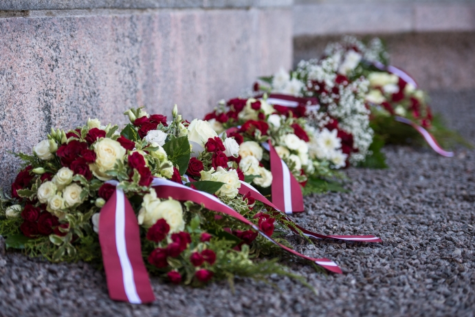 Ziedi pie pirmā Latvijas Valsts prezidenta Jāņa Čakstes pieminekļa.
Foto: Ieva Ābele, Saeima