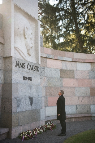 Satversmes tiesas tiesnesis Gunārs Kusiņš, godinot Satversmes sapulces sasaukšanas simtgadi, noliek ziedus pie pirmā Latvijas Valsts prezidenta Jāņa Čakstes pieminekļa.
Foto: Ieva Ābele, Saeima