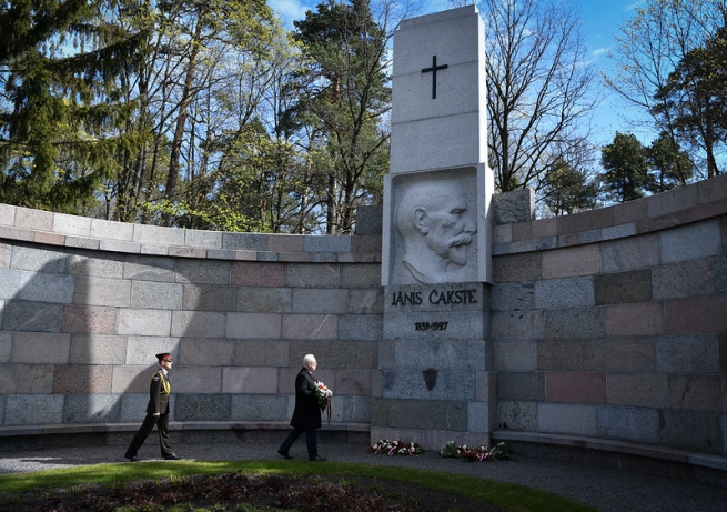 Valsts prezidents Egils Levits noliek ziedus pie Jāņa Čakstes pieminekļa.
Foto: Ilmārs Znotiņš, Valsts prezidenta kanceleja